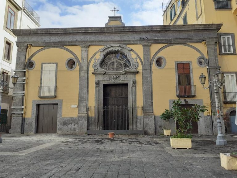 Chiesa banchi nuovi